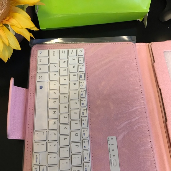 NEW IPad case with keyboard PINK - Picture 2 of 6